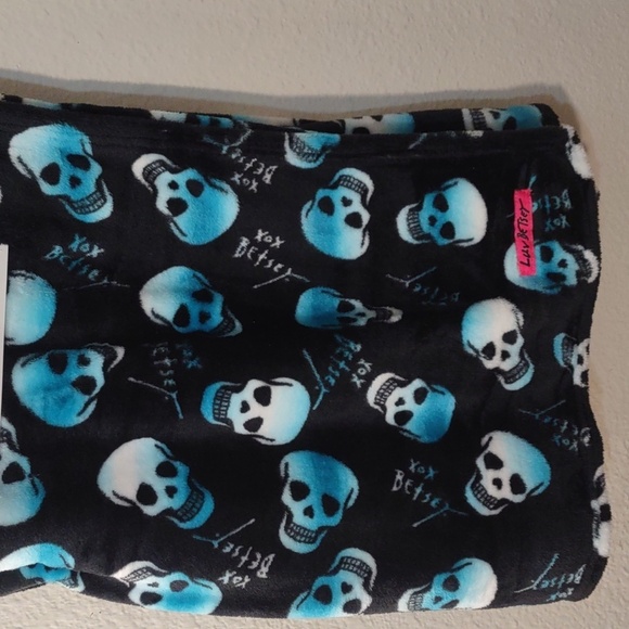 HALLOWEEN OMBRE BLUE SKULL ULTRA PLUSH THROW LUV BETSEY BY BETSEY JOHNSON - Picture 5 of 10